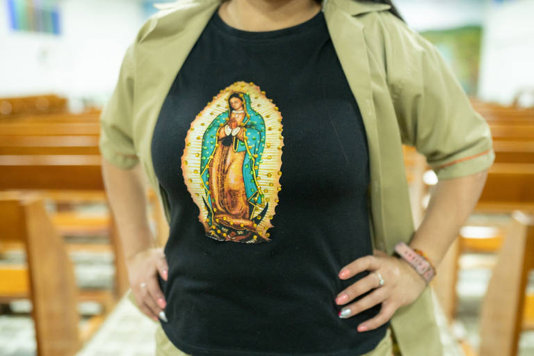 Mulher detida no presídio feminino El Buen Pastor, em Bogotá, mostra camiseta de Nossa Senhora de Guadalupe. Entre as dificuldades para conseguir benefício estão o desconhecimento da lei, a dificuldade em documentar os casos e as interpretações feitas pelos juízes