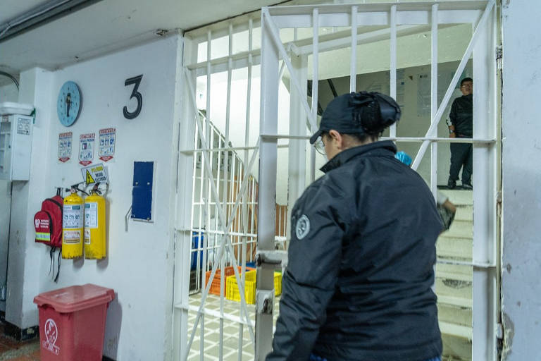 Guarda circula pelo presídio feminino El Buen Pastor, em Bogotá. De acordo com a ONG americana Wola, com foco em justiça social e direitos humanos na América Latina e no Caribe, mais de 40% das detentas das Américas foram presas por crimes relacionados às drogas