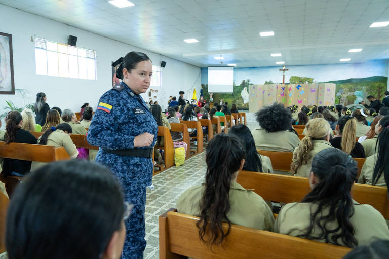 Guarda circula pelo presídio feminino El Buen Pastor, em Bogotá. Para receber o benefício, detentas precisam provar que a vulnerabilidade extrema a levou a cometer o delito