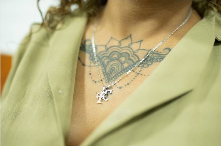 Tatuagem de mulher detida no presídio feminino El Buen Pastor, em Bogotá. Segundo relatório da ONU, com dados de 2019, cerca de 80% das mulheres presas na Colômbia por narcotráfico ou crimes similares tinham entre um e cinco filhos