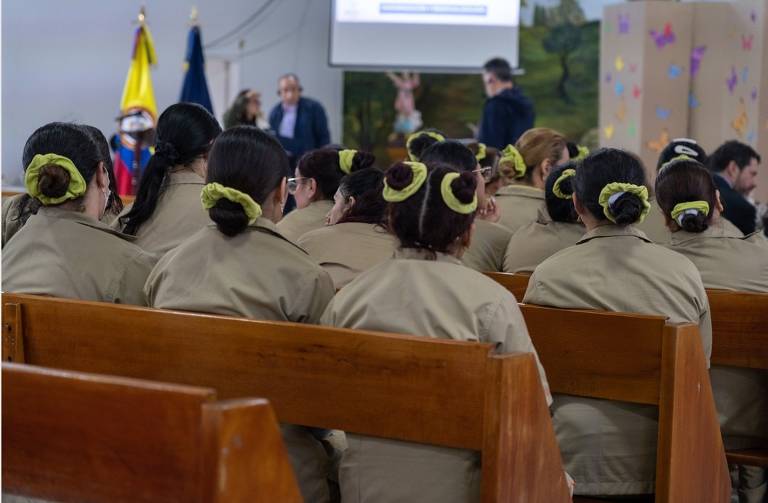 Detentas na penitenciária feminina El Buen Pastor, em Bogotá, reclamam da demora em conseguir o benefício que troca a pena por serviço comunitário