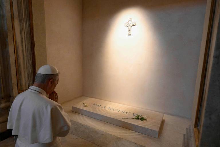 Novo papa explica nome escolhido e visita túmulo de Francisco em Roma