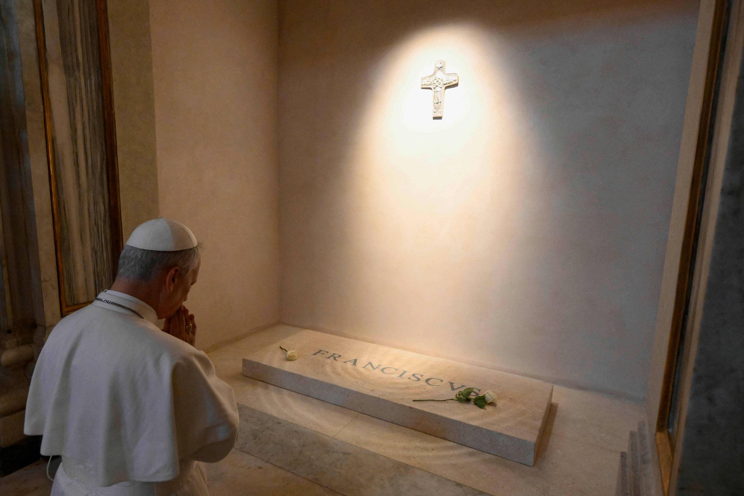 Novo papa explica nome escolhido e visita túmulo de Francisco em Roma