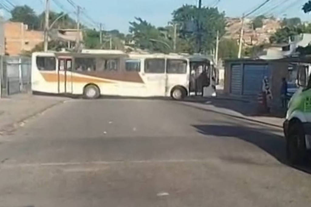 Ônibus é usado como barricada em comunidade da zona norte do Rio