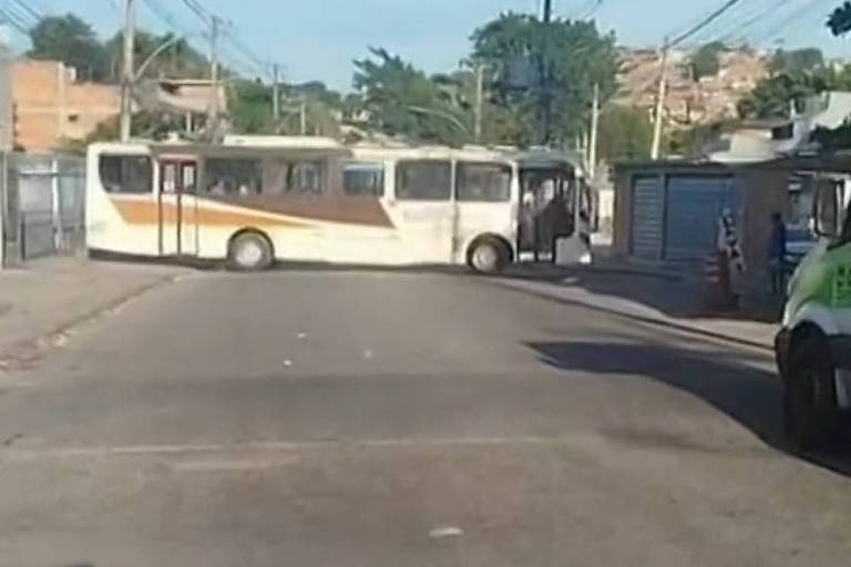 Ônibus é usado como barricada em comunidade da zona norte do Rio