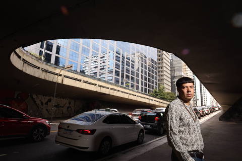 SÃO PAULO, SP, BRASIL 30 /4/25 : Entrevista com o artista indígena Xadalu, para edição de domingo da coluna Mônica Bergamo. Xanalu posa para fotos na Av Paulista.  ( Foto: Karime Xavier / Folhapress, Mônica Bergamo ) . ***EXCLUSIVO***