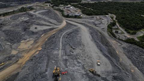 A picture taken on April 19, 2023, shows an aerial view of the Sossego copper mine, explored by Brazilian mining company VALE, in Canaa dos Carajas, Para state, Brazil. - Canaa dos Carajas is a small city at the edge of the Brazilian Amazon that has become a boom town in recent years thanks to mining. Canaa is a place of extremes: At one end of the spectrum sits mining giant Vale, which runs one of the world's biggest open-air mines here and has made the city the richest in Brazil in 2020 in GDP per capita. At the other end are an estimated 100 illegal mines where 