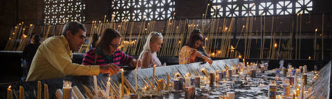 Aparecida, SP. 03/10/2017. Fieis rezam na Sala das Velas no Santuário Nacional de Nossa Senhora Aparecida. ( Foto: Lalo de Almeida ) PODER ***EXCLUSIVO FOLHA***