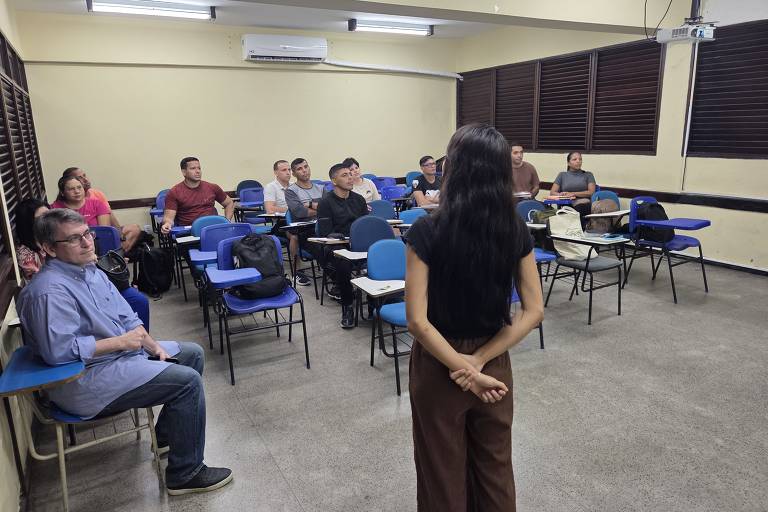 Pessoas em uma sala de aula