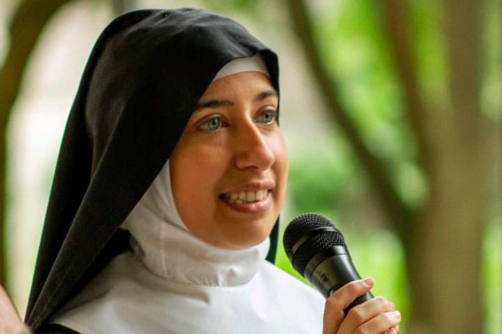 Brasileira 'bonita demais' para ser freira perde o cargo e quer justiça do Vaticano