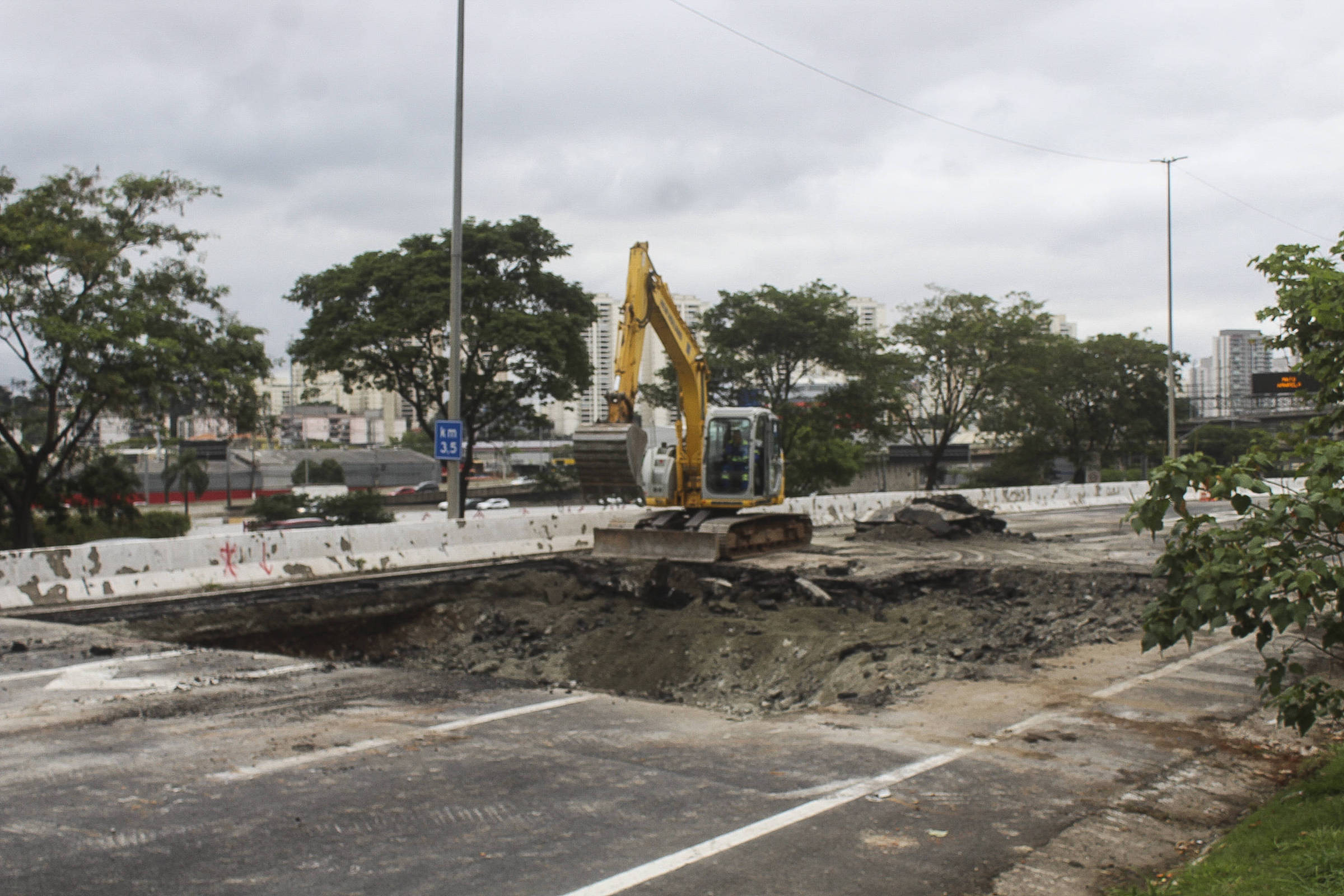 Marginal Tietê, em São Paulo, volta a ter cratera no mesmo lugar depois de um mês