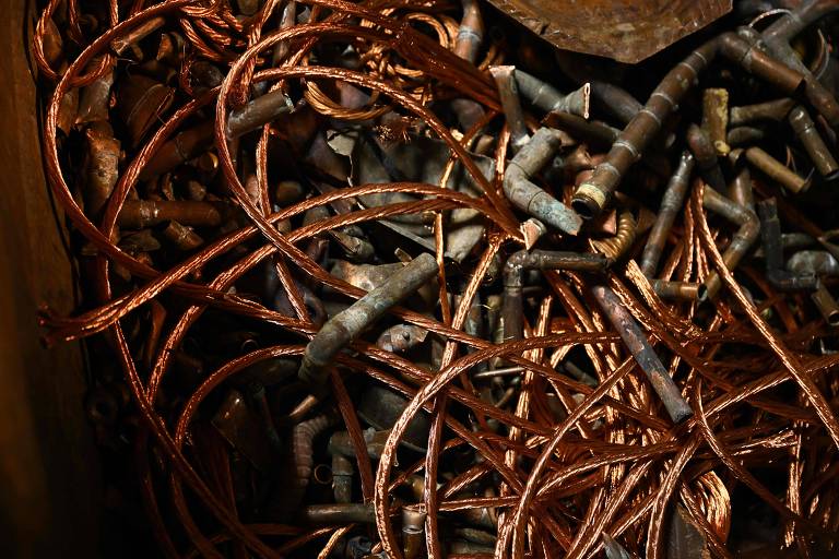 Sob ameaças tarifárias, corrida de cobre para os EUA cria escassez na Europa