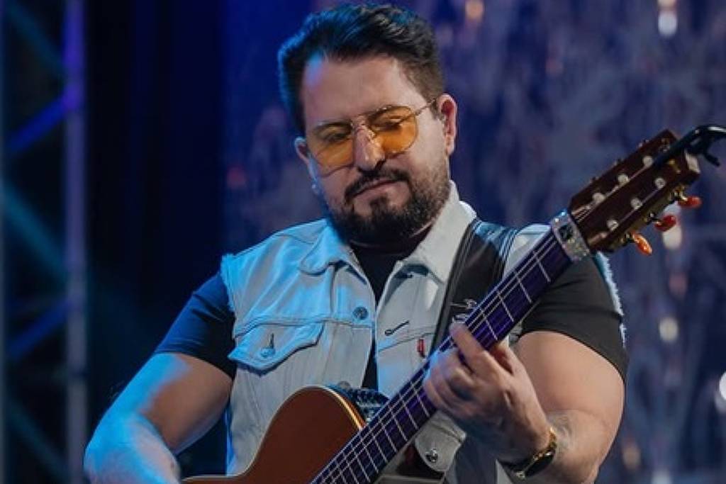 Marrone 'passa bem' após bater com a cabeça no palco em show, mas permanece internado