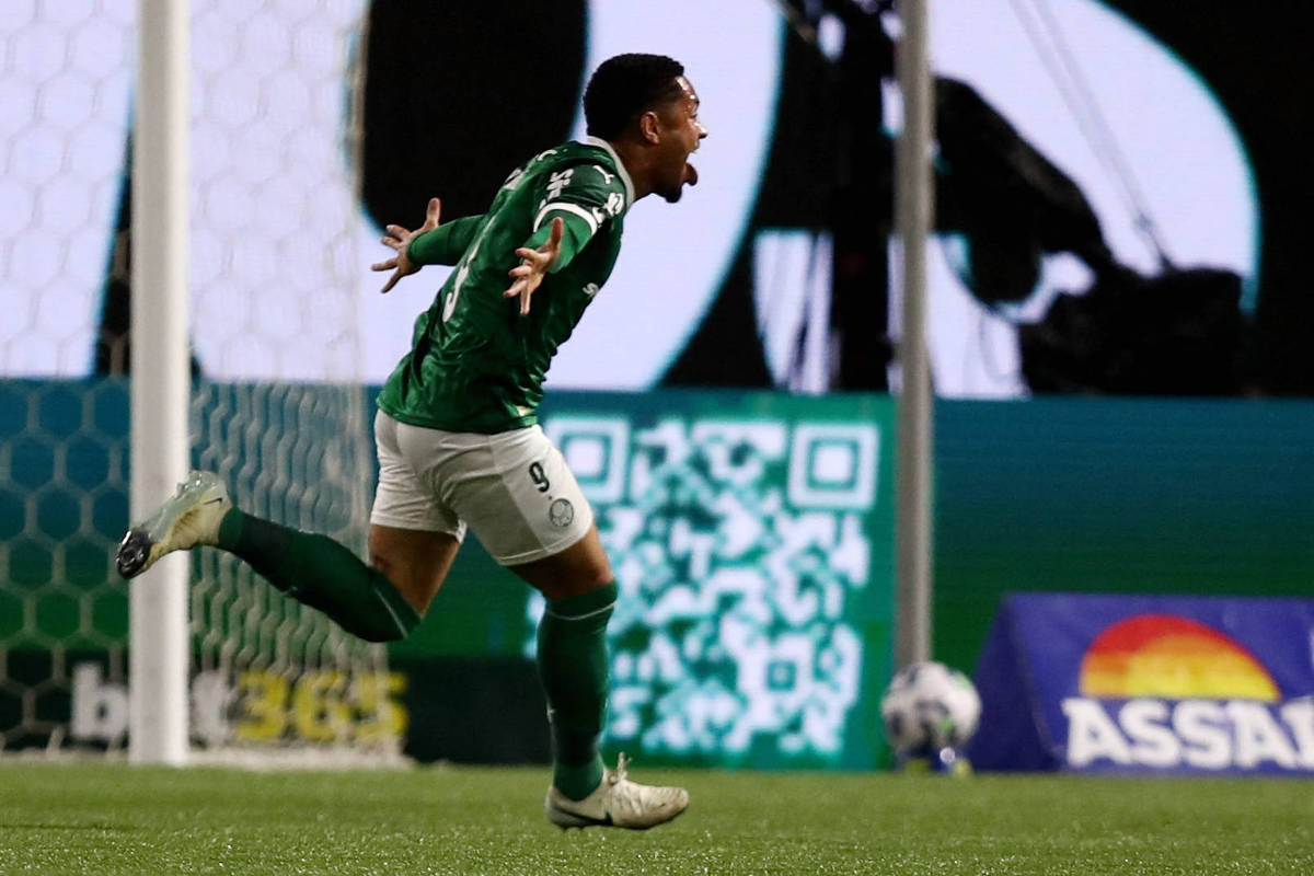 Com gol nos acréscimos, Palmeiras supera São Paulo e derruba último invicto do Brasileiro
