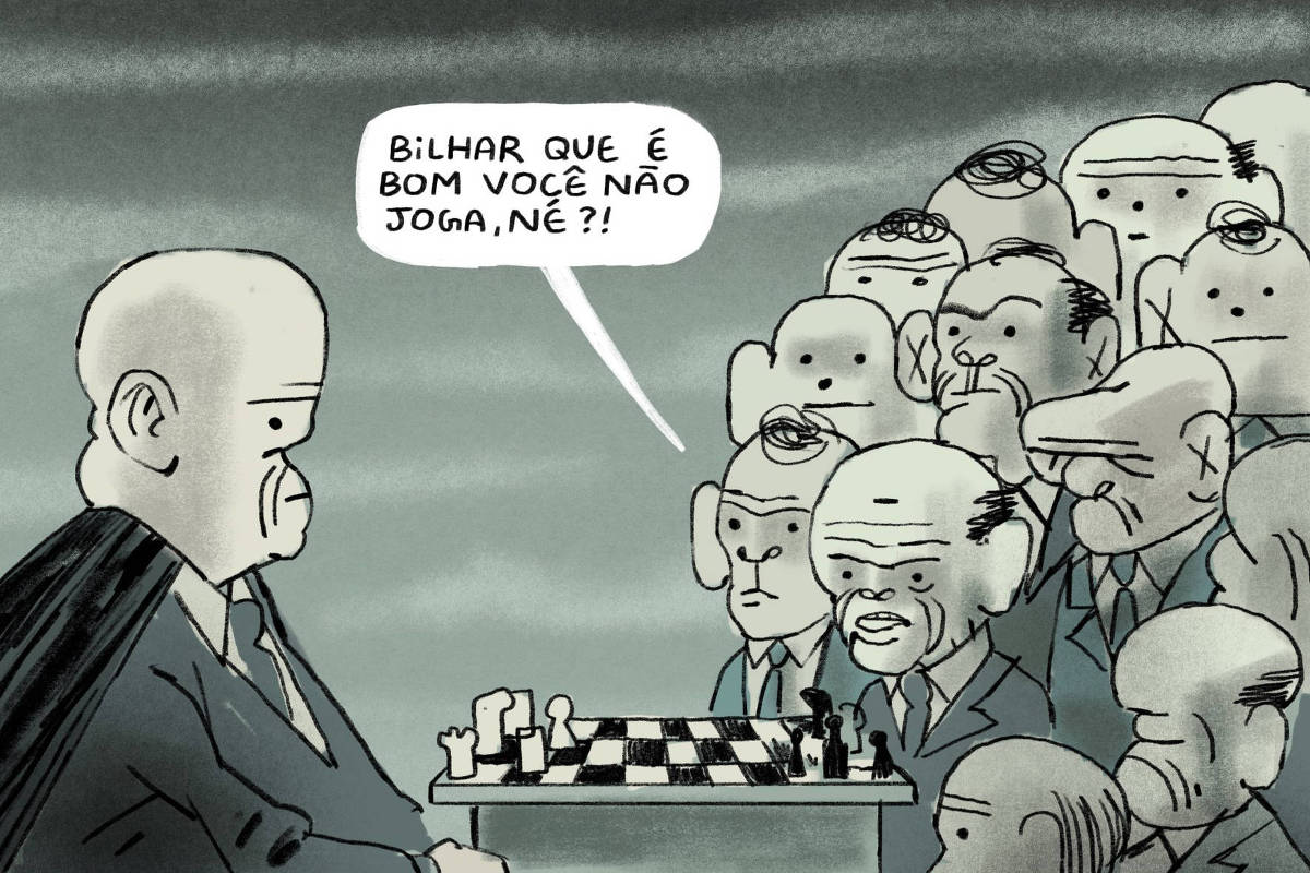 A imagem é uma tira de quadrinhos que mostra um homem careca, vestido com um terno escuro, jogando xadrez. Ele está sentado em uma mesa com um tabuleiro de xadrez à sua frente. Ao redor dele, há um grupo de homens com cabeças carecas e expressões curiosas, observando o jogo. Um dos homens diz: "Bilhar que é bom você não joga, né?!". O fundo é em tons de cinza, criando um ambiente sombrio.