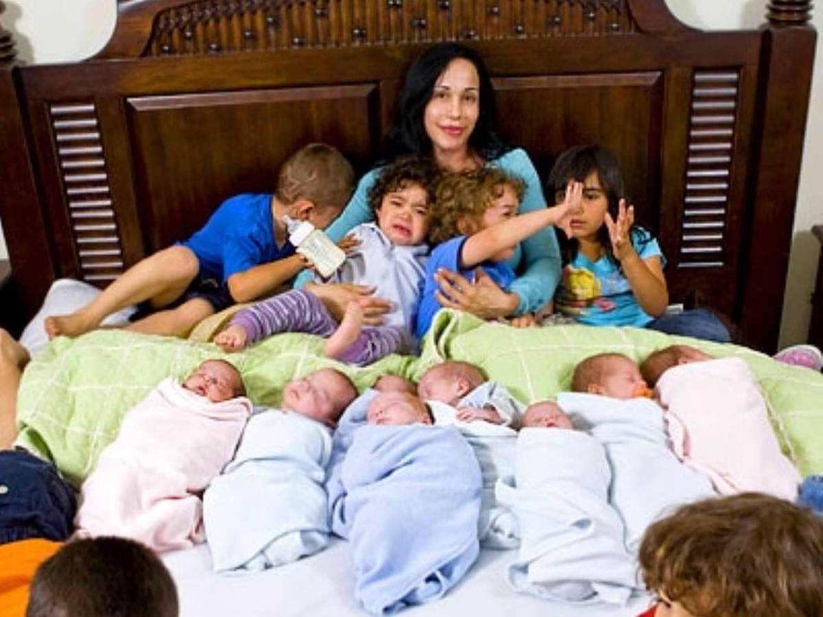 Natalie Suleman com parte dos filhos em foto publicada nas redes sociais