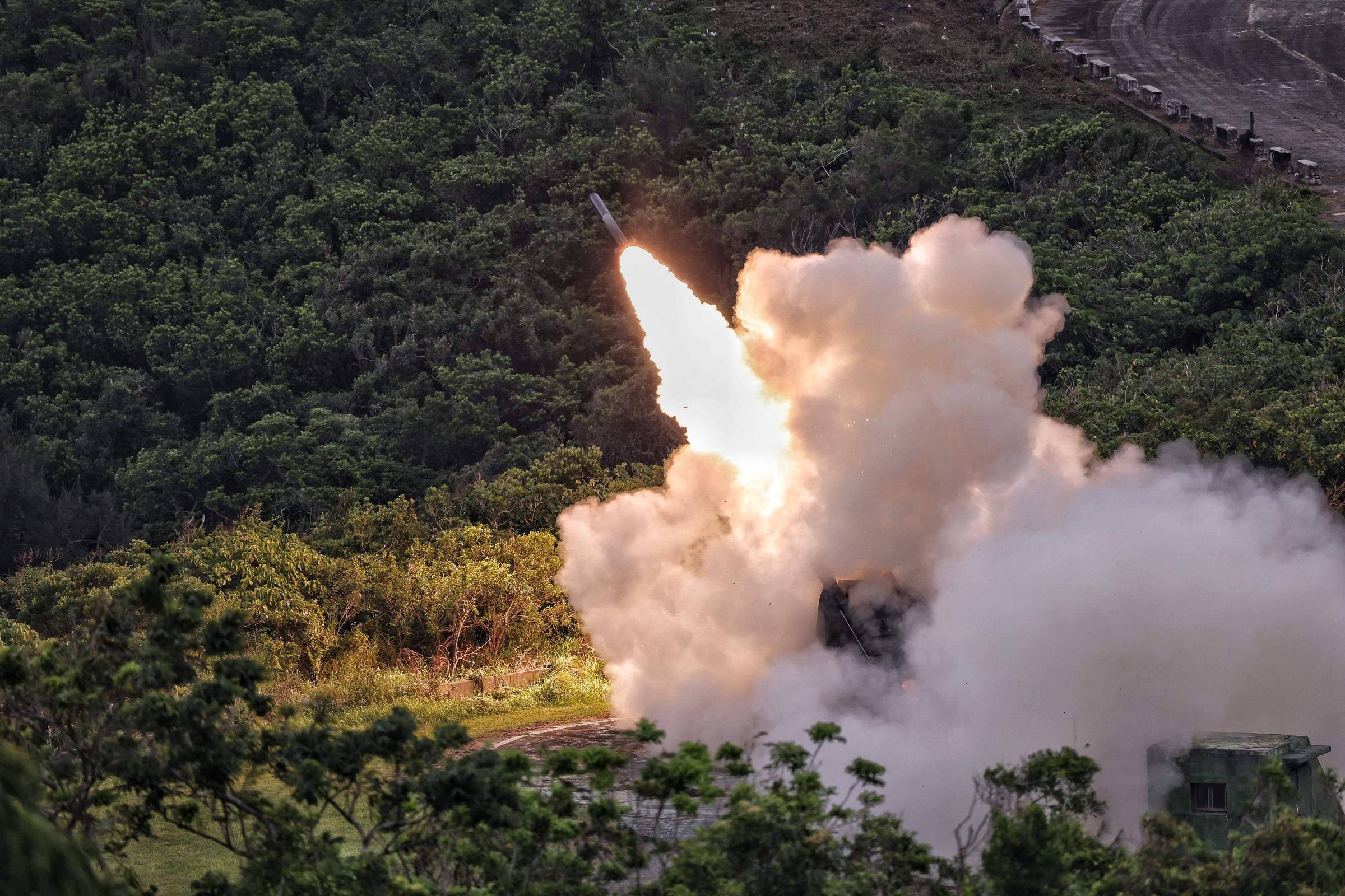 Taiwan testa pela primeira vez novo sistema de foguetes fornecido pelos EUA; veja vídeo
