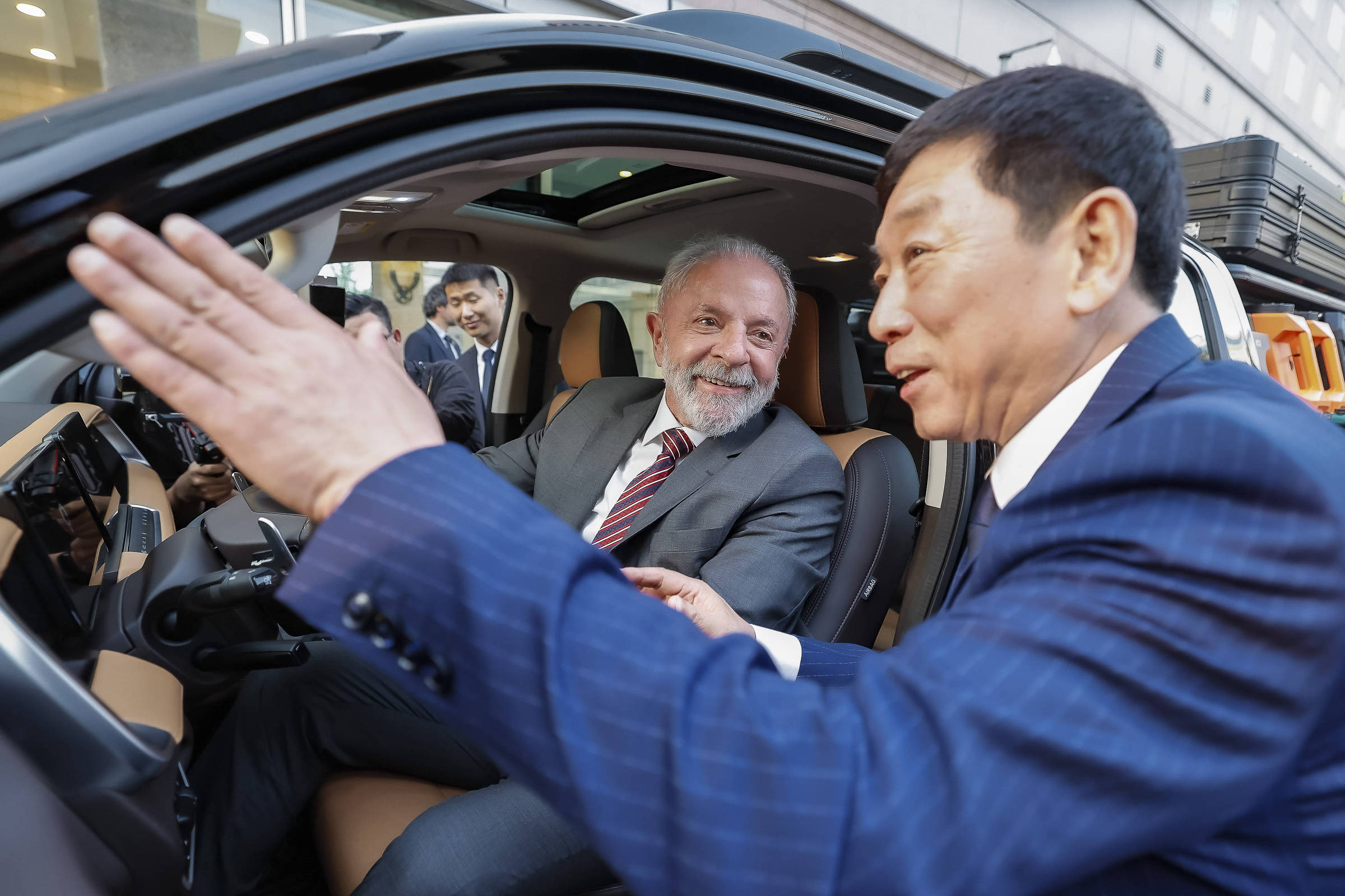 Chineses vão investir R$ 27 bi no Brasil para produzir combustível de aviação a carros