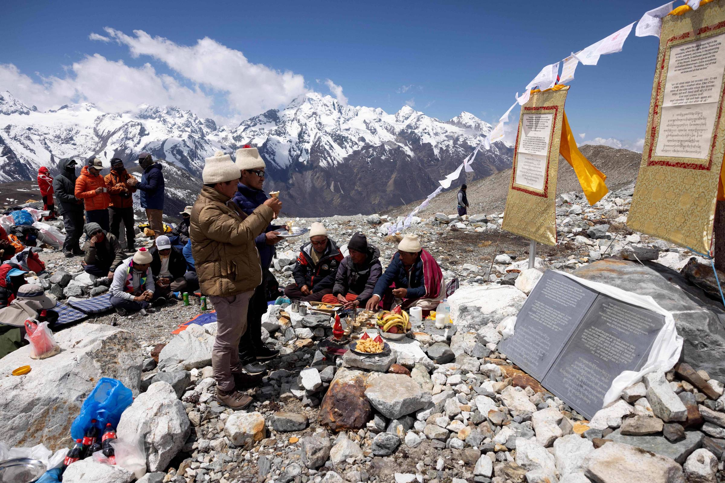 Monges fazem enterro simbólico de geleira derretida pelo aquecimento global no Nepal