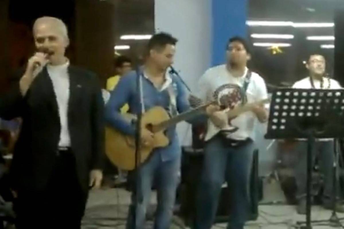 Vídeo do papa Leão 14 cantando 'Feliz Navidad' viraliza nas redes sociais