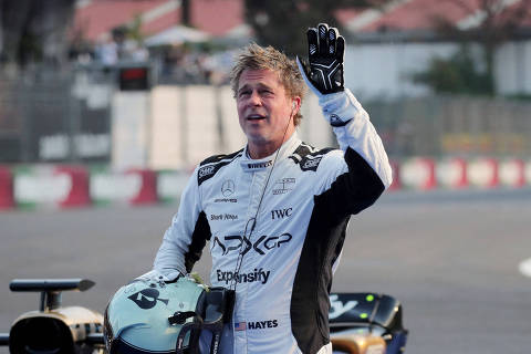 Formula One F1 - Mexico City Grand Prix - Autodromo Hermanos Rodriguez, Mexico City, Mexico - October 26, 2024 Actor Brad Pitt waves at fans during filming for an F1-inspired movie REUTERS/Henry Romero     TPX IMAGES OF THE DAY