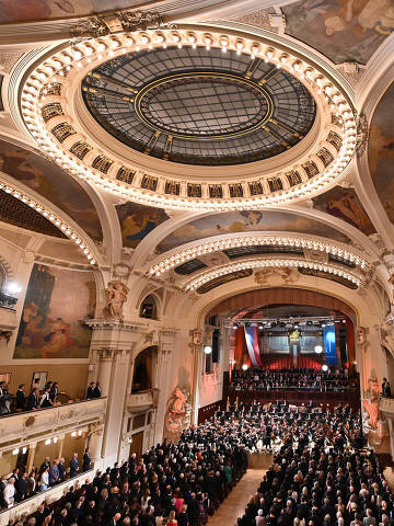 Apresentação do Festival de Primavera de Praga na Sala Smetana, ou Smetana Hall, uma das principais casas de concerto de Praga