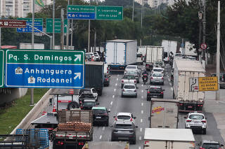 Cratera na marginal Tietê