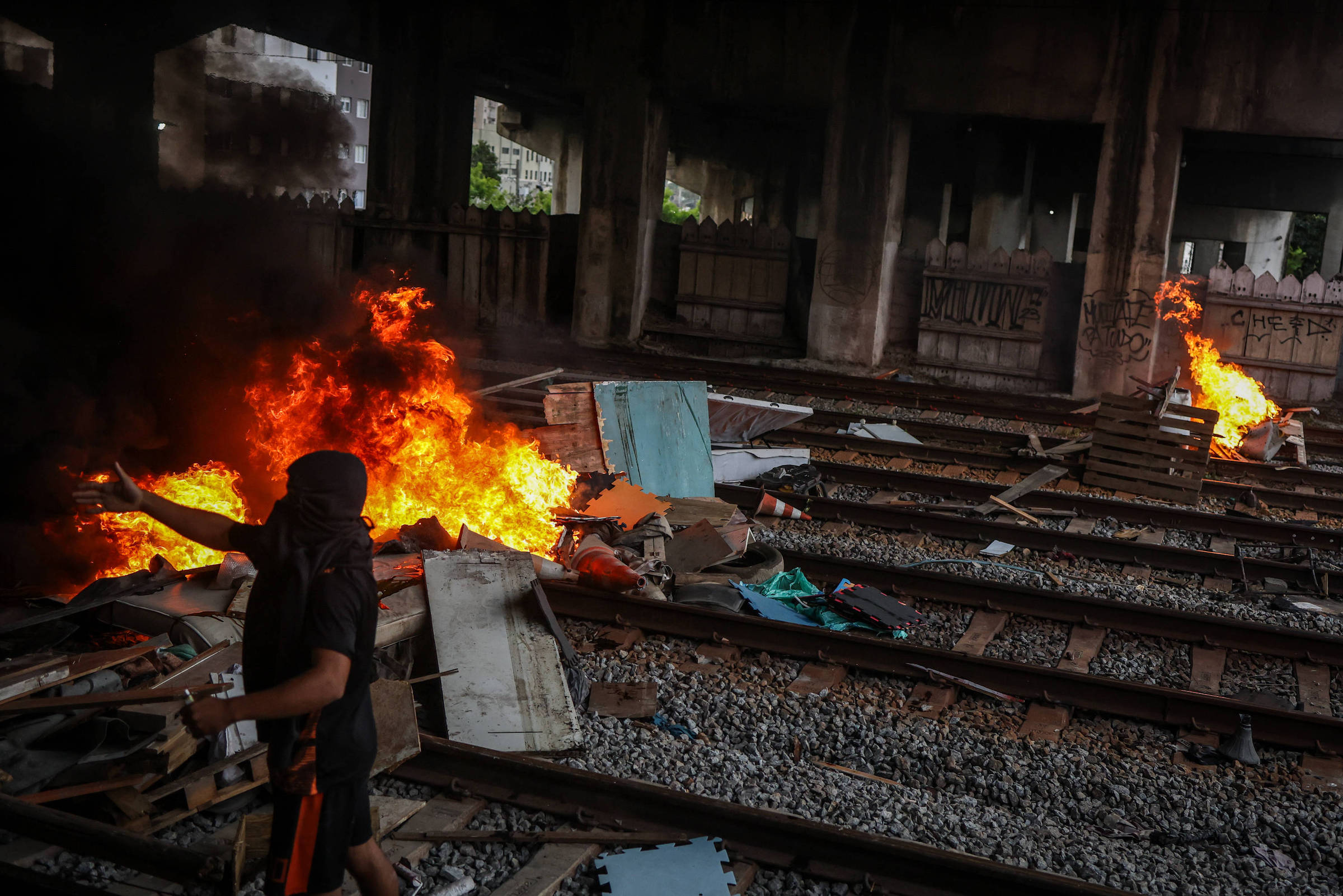 Após protesto de moradores da favela do Moinho, trens da CPTM voltam a circular em SP