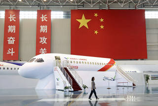CHINA-SHANGHAI-DISEÑADORA EN JEFE-AVION C929