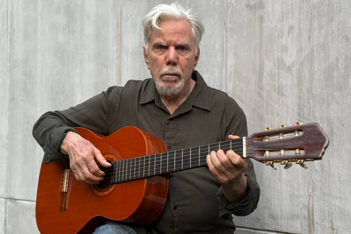 Reginaldo Faria vence a timidez com disco ao violão gravado há mais de dez anos
