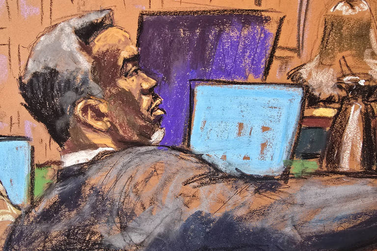 A imagem é um esboço em pastel de um homem sentado em um ambiente de tribunal. Ele está de perfil, com uma expressão séria, e usa um terno escuro. Ao fundo, há um computador com uma tela visível e outros objetos de escritório. A paleta de cores é predominantemente terrosa, com tons de marrom e azul.