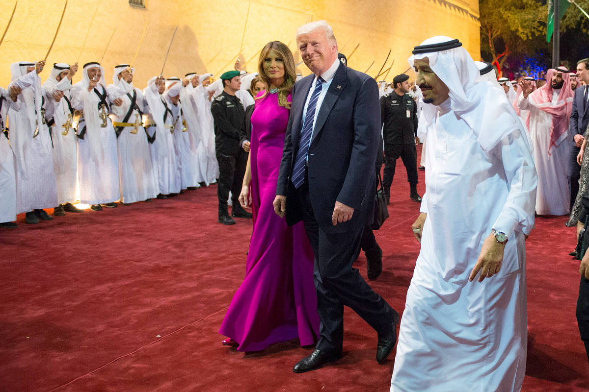 Trump começa giro pelo Oriente Médio de olho em investimentos bilionários e esnobando aliado Israel