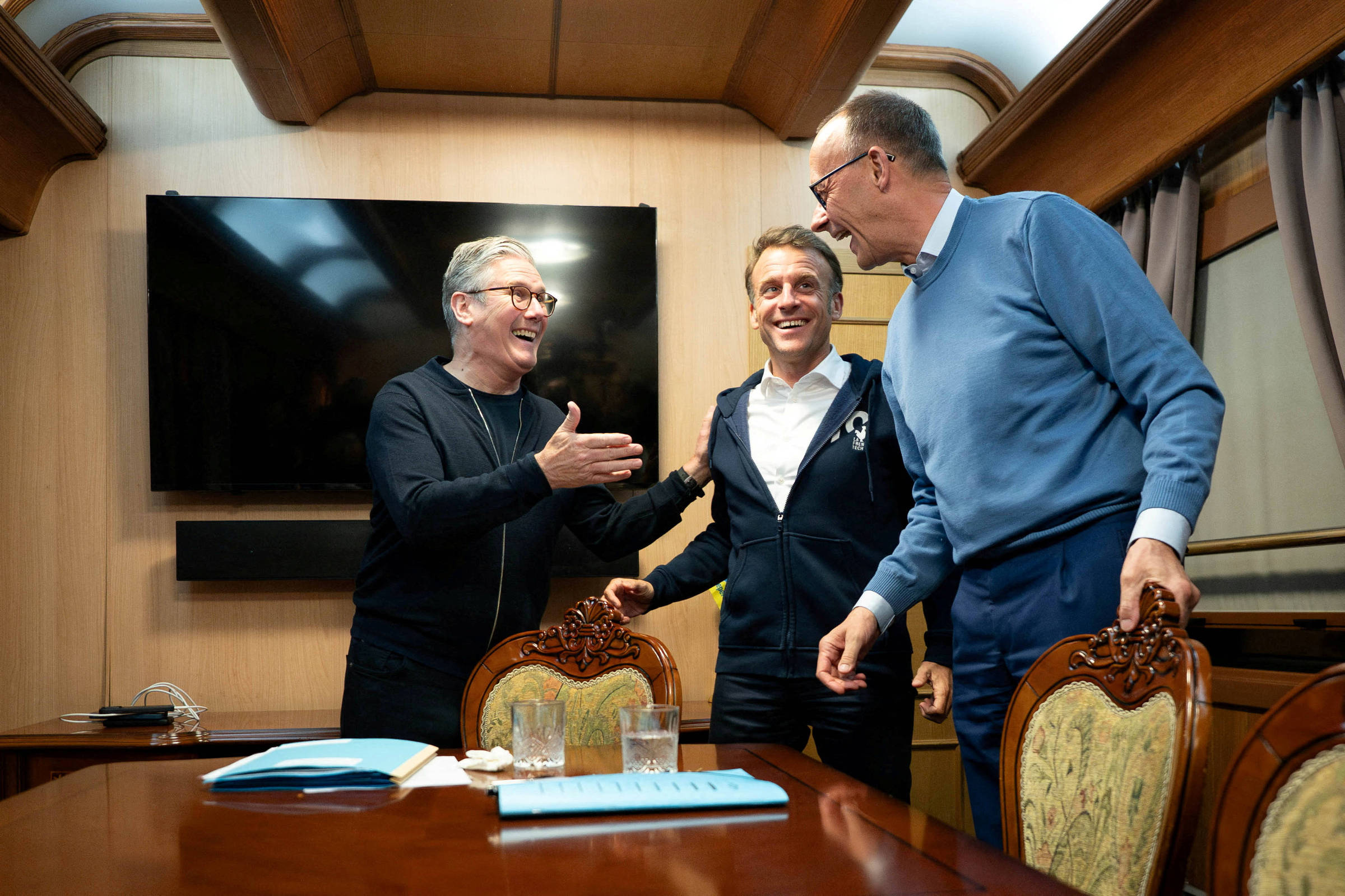 França e Alemanha negam 'saco de cocaína' em reunião de Macron, Merz e Starmer