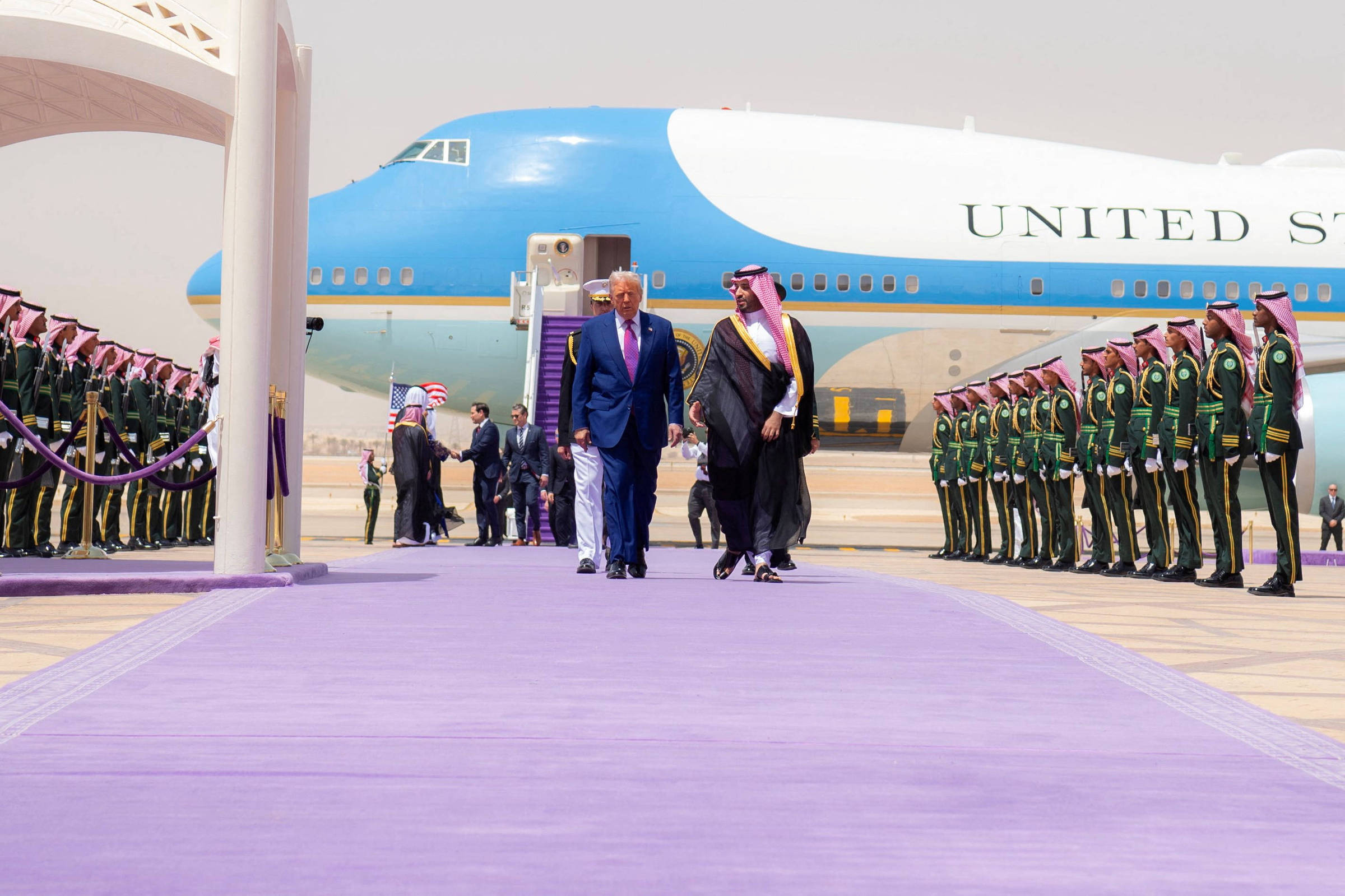 Trump começa giro pelo Oriente Médio com recepção luxuosa na Arábia Saudita