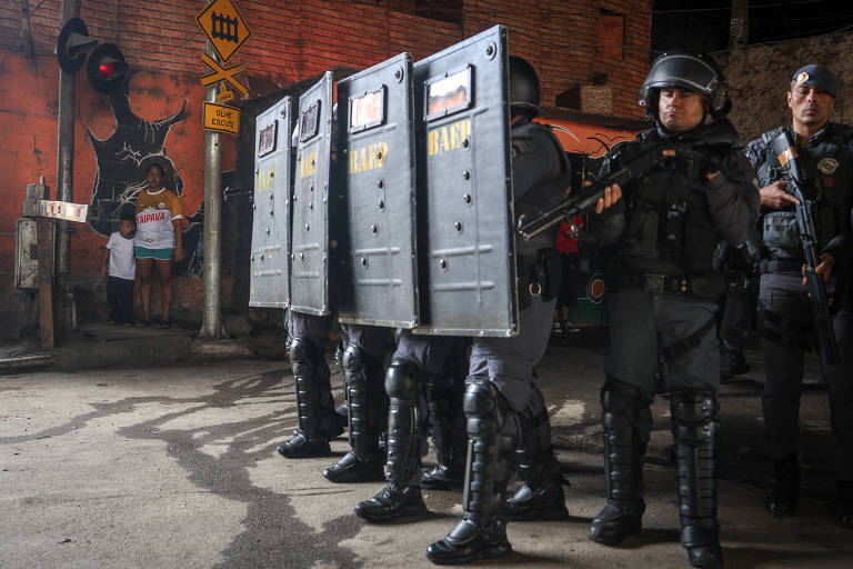 PM joga bombas de gás contra moradores duas vezes em ações na favela do Moinho