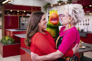 ***Coluna Monica Bergamo***  Apresentadoras Tati Machado e Ana Maria Braga se abracam  ao lado do Louro Mane apos apresentarem o programa Mais Voce no estudio da Globo em SP.  Tati Machado eh jornalista de celebridades se tornou um fenomeno nas manhas da emissora
