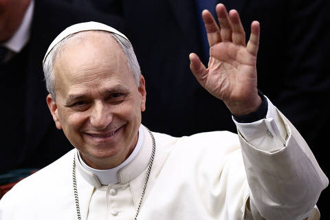 Pope Leo XIV waves at the end of an audience with representatives of the media in Paul VI hall at the Vatican, May 12, 2025. REUTERS/Guglielmo Mangiapane ORG XMIT: LIVE