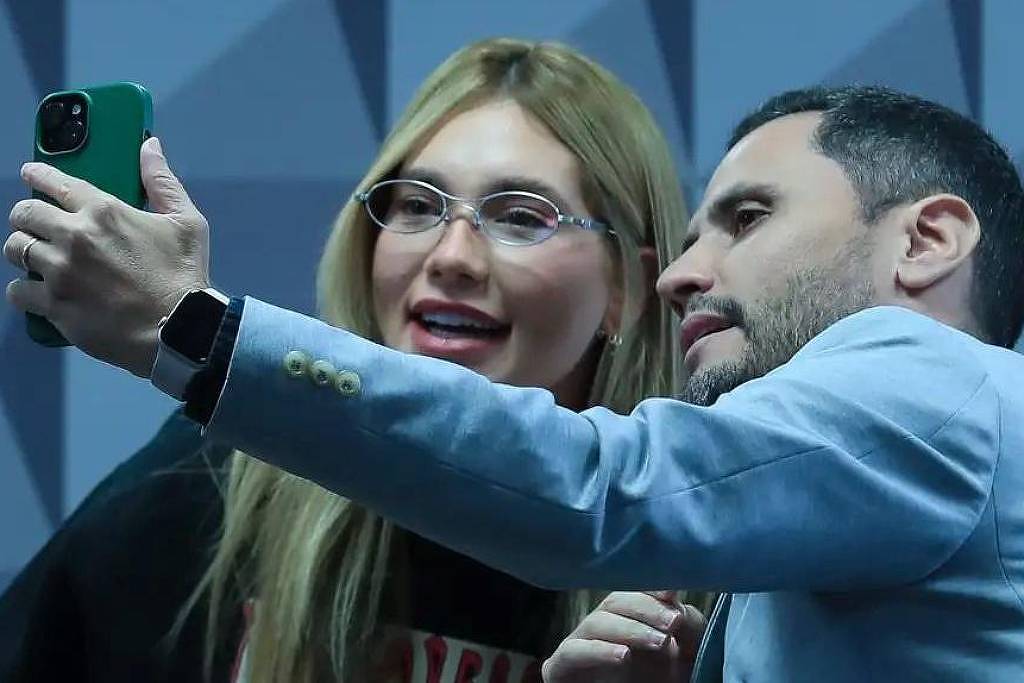 Virginia Fonseca e a arte de chupar microfone na CPI