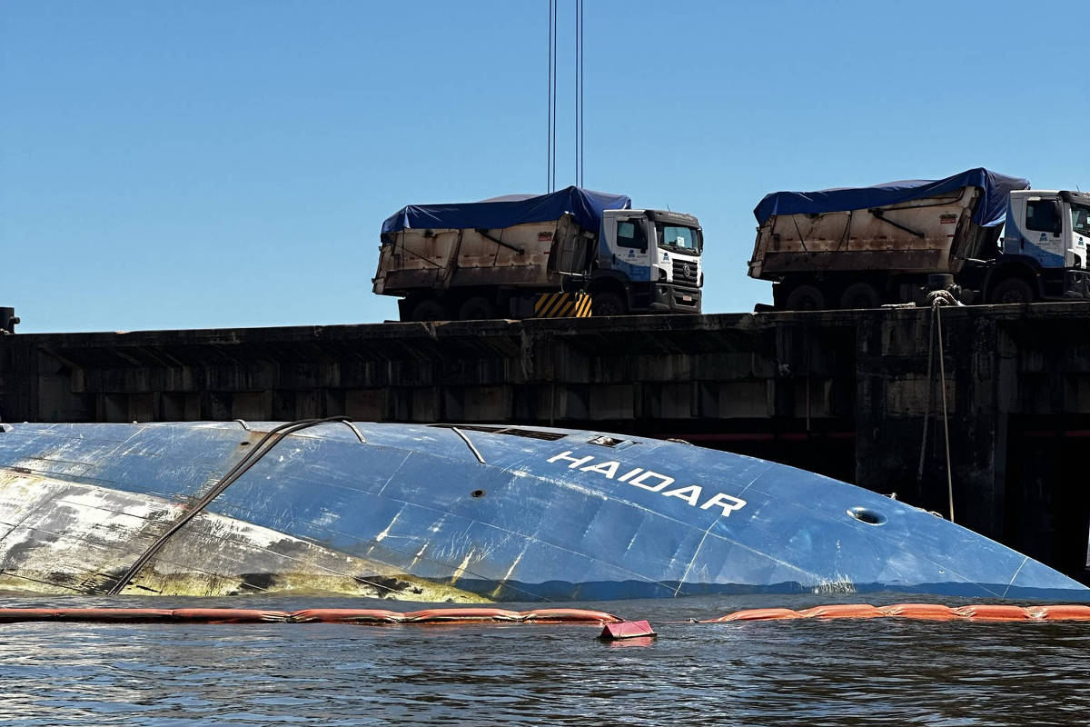 Governo Bolsonaro pagou R$ 18 milhões para remoção de navio que naufragou, mas barco segue submerso