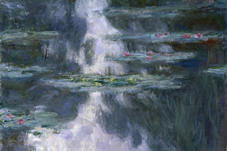 A pintura apresenta uma superfície de água com lírios flutuantes, refletindo a luz e as cores do ambiente. O fundo é composto por uma vegetação densa, com tons de verde e azul, criando um efeito de profundidade. A paleta de cores é suave, predominando os azuis, verdes e toques de rosa dos lírios. A obra é uma representação impressionista, capturando a essência da natureza em um momento sereno.