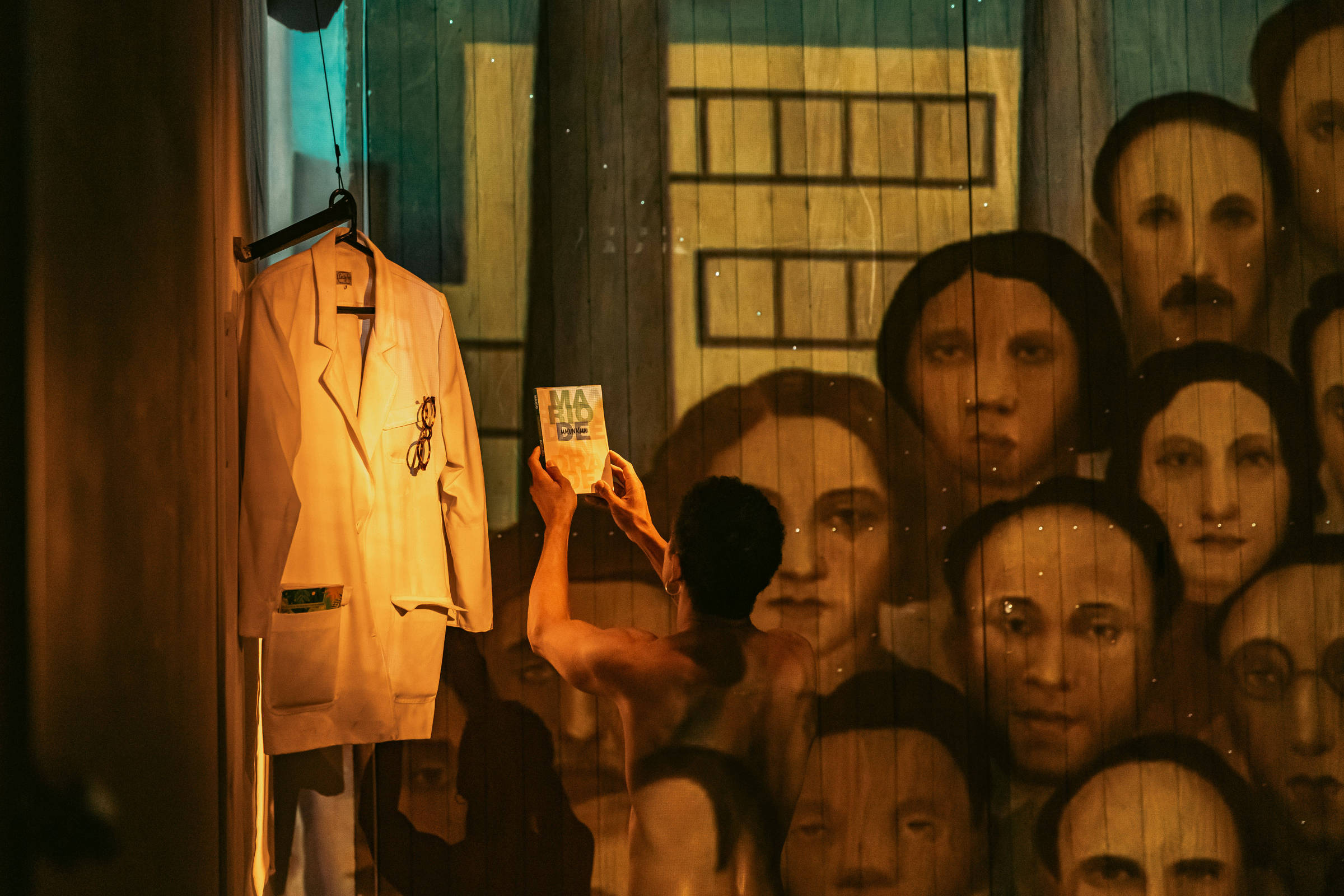 Espetáculos sobre Tom Jobim, Hilda Hilst e Mário de Andrade estreiam em SP