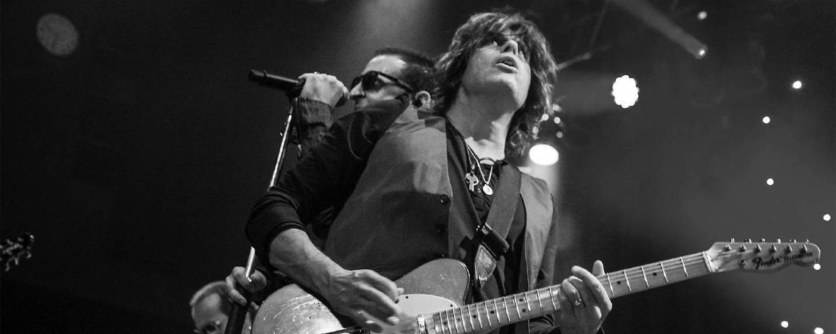Chester Bennington e Dean DeLeo, do Stone Temple Pilots, durante show em 2015