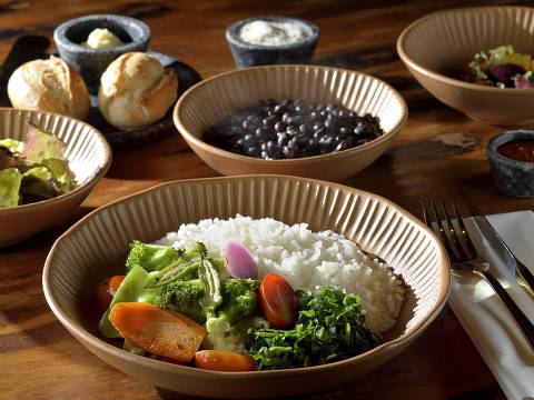 Arroz, feijão e vegetais do menu de almoço do Bar da Dona Onça, da chef Janaina Torres
