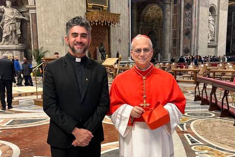 VATICANO - 18-04-2025 - O cardeal Robert Prevost, novo papa Leão 14, ao lado do reitor da PUC-Rio, padre Anderson Antônio Pedroso, em abril na basílica de São Pedro, no Vaticano