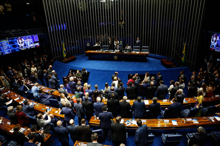 A cláusula de desempenho, aprovada em 2017, exige que partidos alcancem um percentual mínimo de votos para ter acesso a recursos e representação; na foto, sessão no plenário do Senado, em Brasília