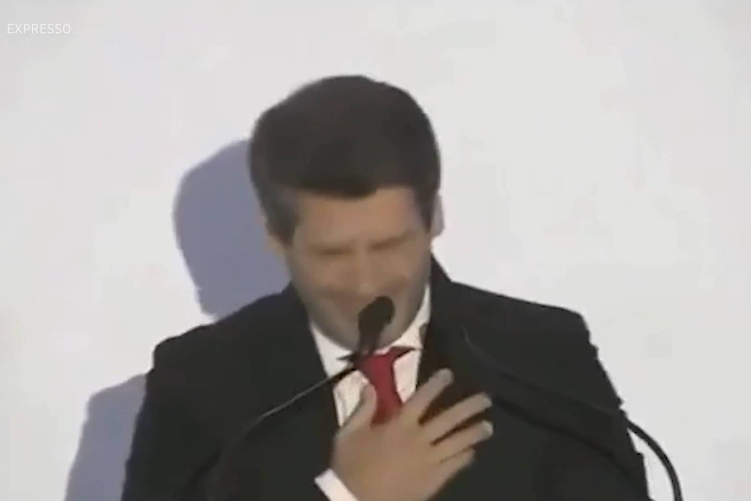 Líder da ultradireita de Portugal passa mal durante comício e é levado a hospital; veja vídeo