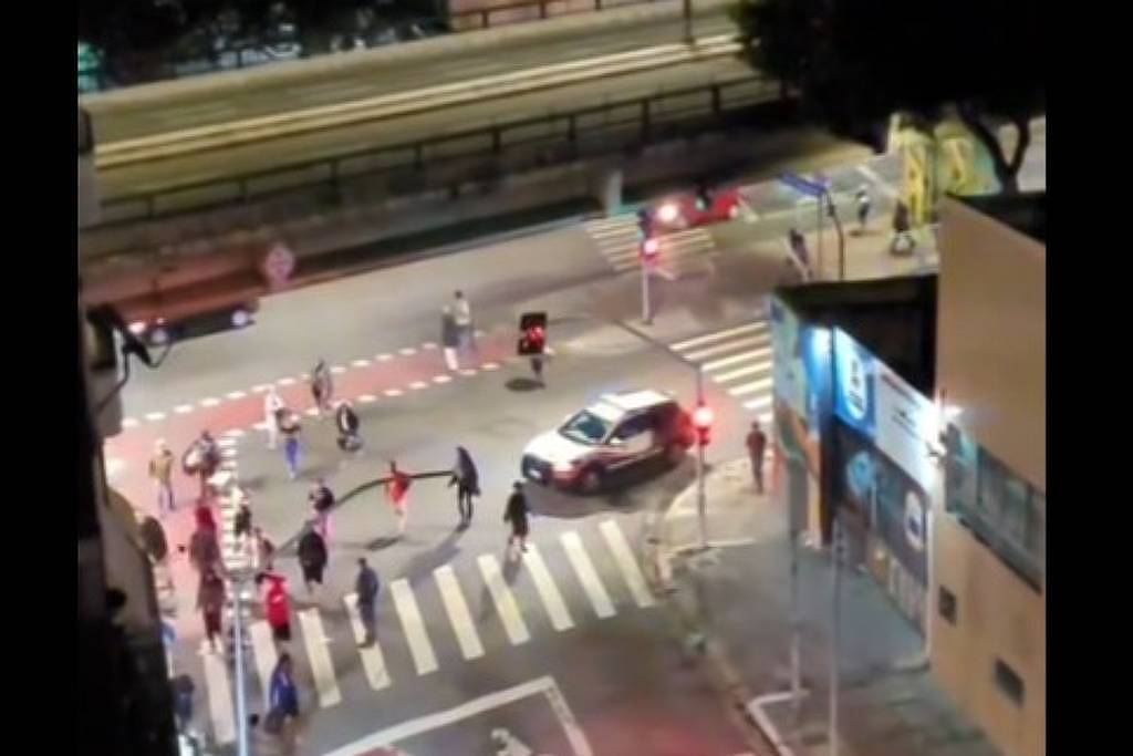 Usuários circulam no centro de SP após sumirem de principal ponto da cracolândia