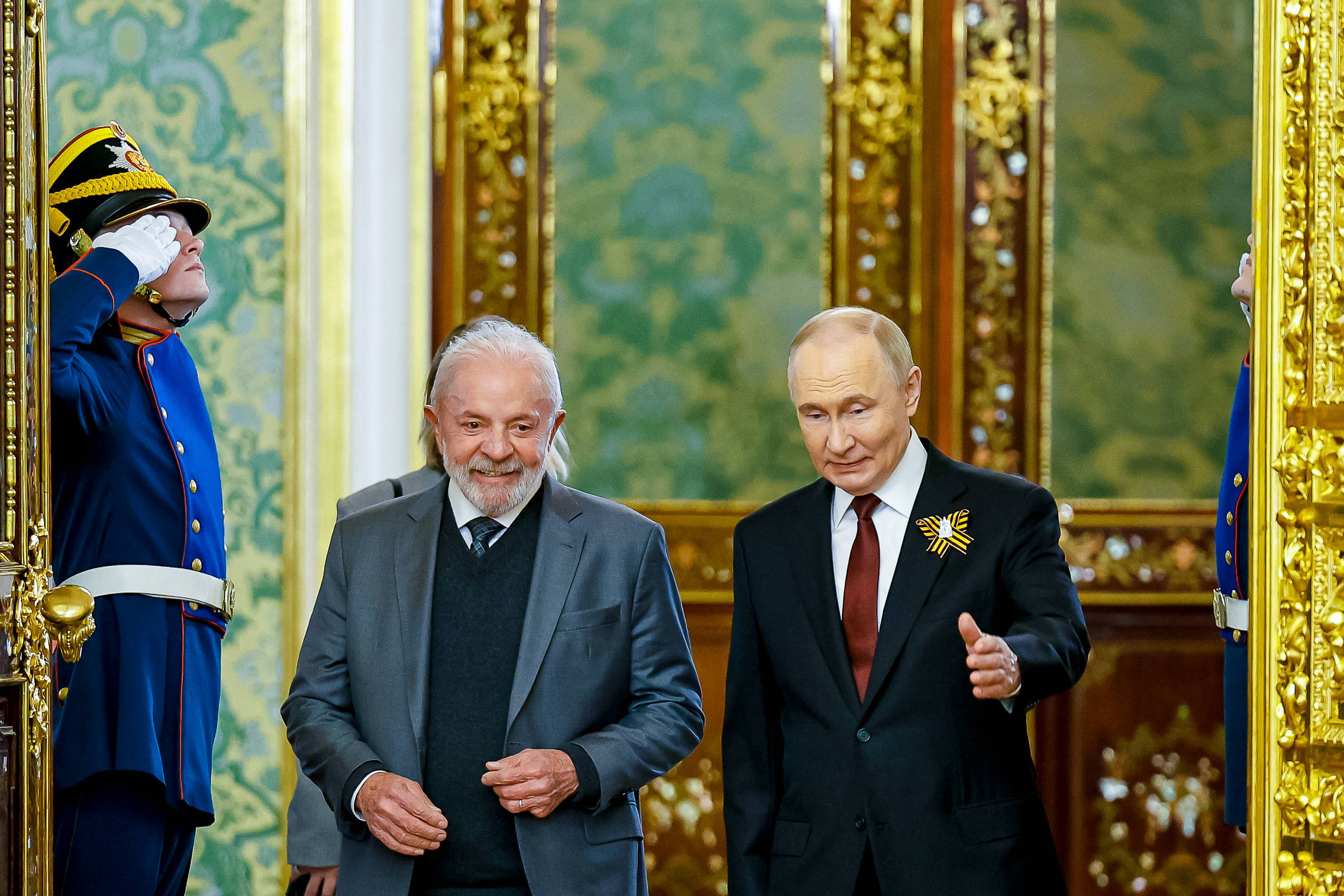 'Ô, companheiro Putin, vá negociar, porra', diz Lula ao falar em tentar convencer russo a ir à Turquia
