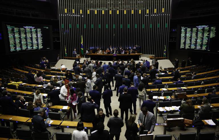A primeira alteração relevante no sistema político foi em 2015, quando uma reforma eleitoral impôs um prazo de dois anos para coletar cerca de 500 mil assinaturas de eleitores não filiados a outras siglas para a criação de um partido