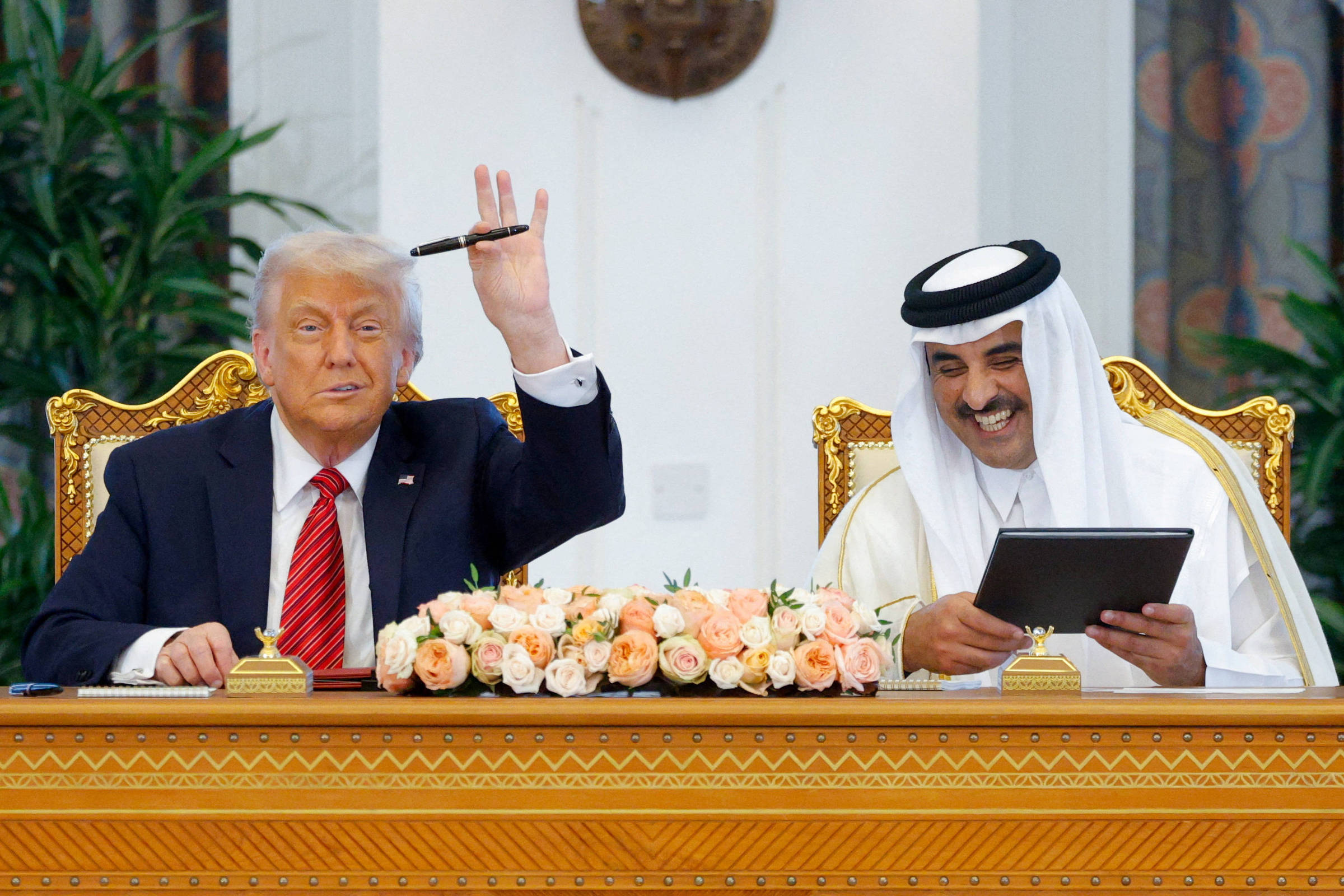 Comitiva de Trump no Qatar desfila em carros da Tesla, e presidente deve ganhar avião